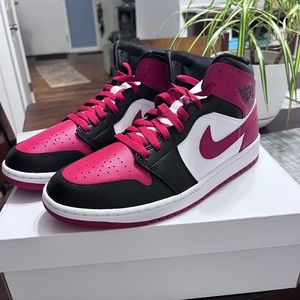 women’s size 11.5 men’s 10. Brand New Air Jordan 1 Mid